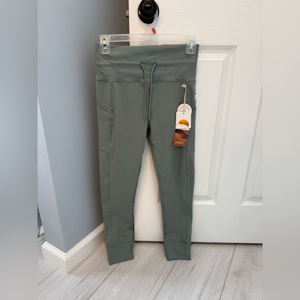Women’s 7/8 length Vouri daily pocket leggings in stormy NWT
